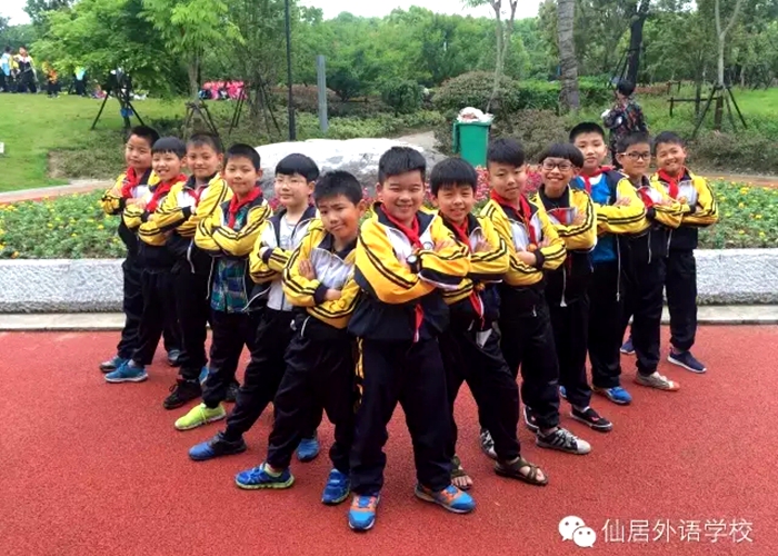 長街小雨鬧楊柳，人面桃花笑春風