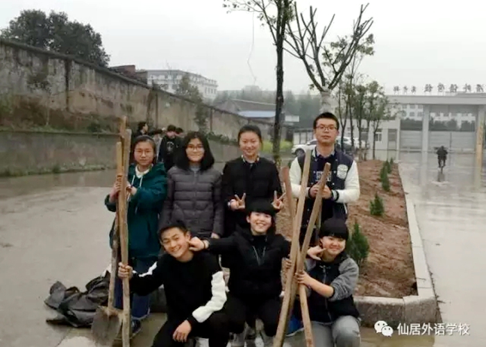 綠色春天，學(xué)生會植樹校園