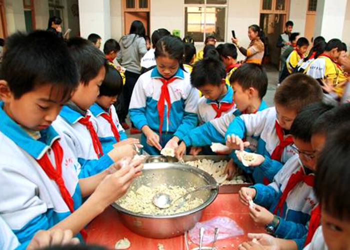 小學校區(qū)舉行“包餃子”活動