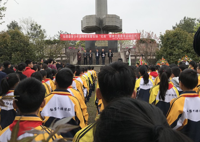 小學(xué)部師生赴烈士陵園掃墓祭英烈