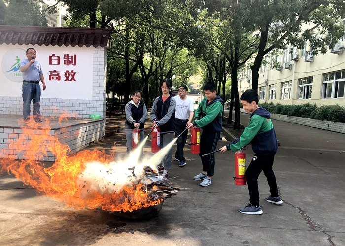 初中部舉行防震減災(zāi)應(yīng)急疏散演練活動