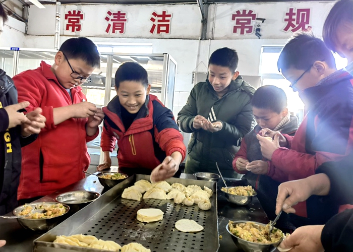 小學(xué)部組織留守兒童開展“包餃子 吃蛋糕 迎新年”活動